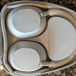 Sony WH-XM5 CRACKED PLASTIC BUT WORK