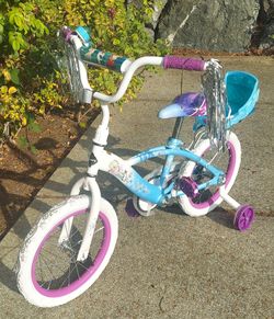 GIRL'S BICYCLE WITH KIDS TRAINING WHEELS ( VERY GOOD CONDITION, ADJUSTABLE SEAT, BRAKE & ACCESSORIES )