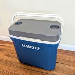IGLOO Insulated portable cooler with two cup holders