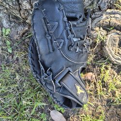 Mizuno "YOUTH" Firstbaseman Glove. Located In Glendora 