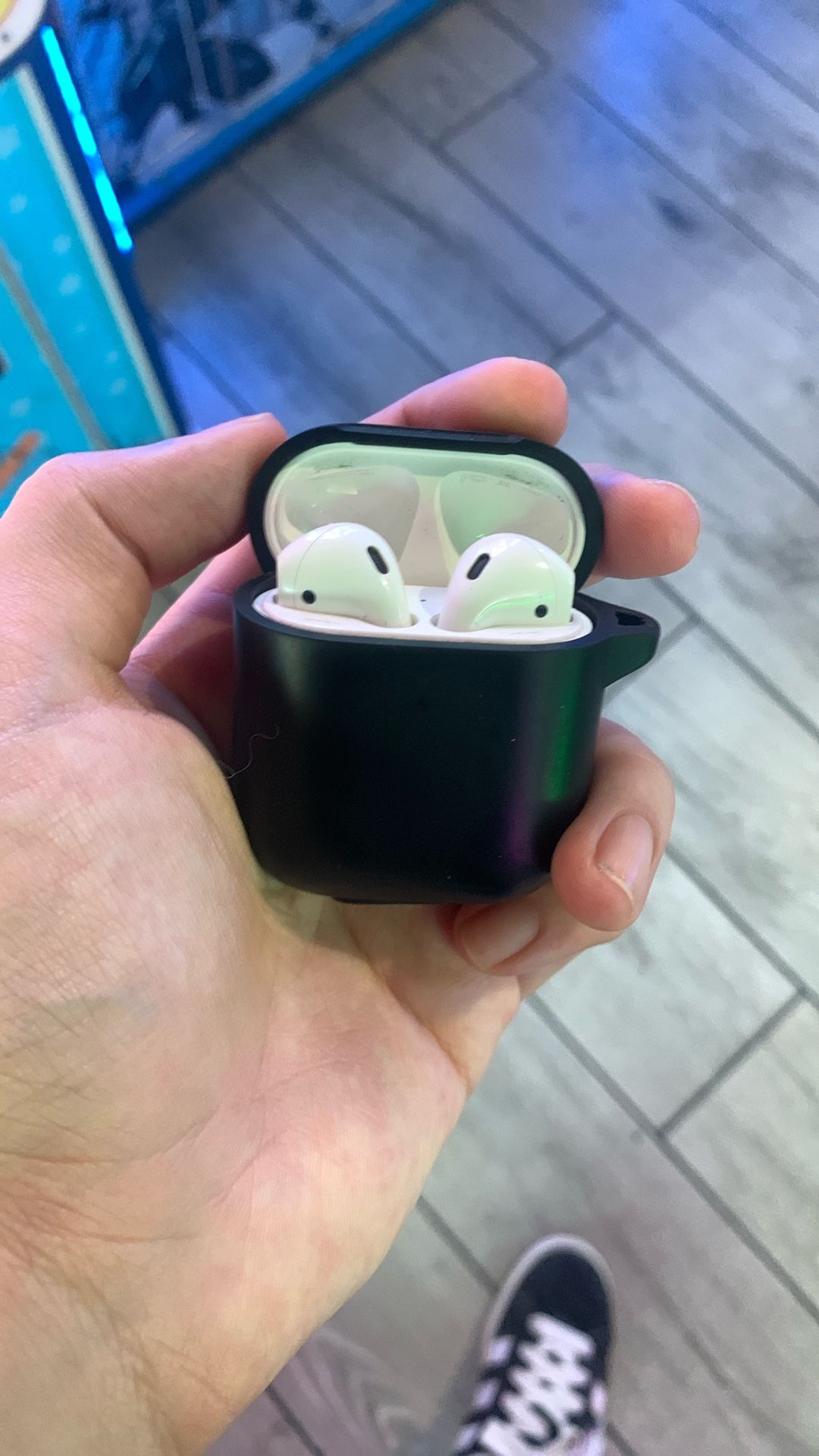 Apple AirPods (First Gen With Case)