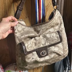 Cartera. COACH Semi Nueva   Si Está Interesada   Puedo Bajar Un Poco El Precio 