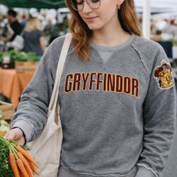 Harry Potter Gryffindor Sweatshirt Universal Studios Adult Medium Gray Crewneck Crest Patch