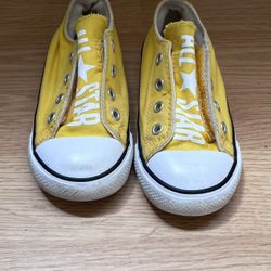 Toddler Girl Converse Sneakers Foot Ware  Size 8