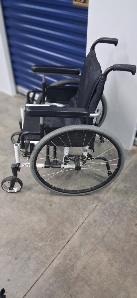 WHEELCHAIR SOOPER LIGHT & EASY TO ROLL😁