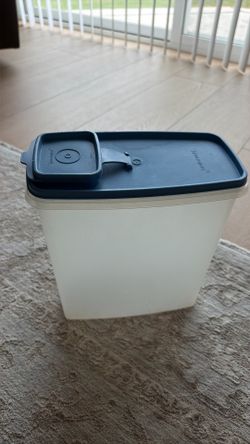 Tupperware cereal keeper with lid