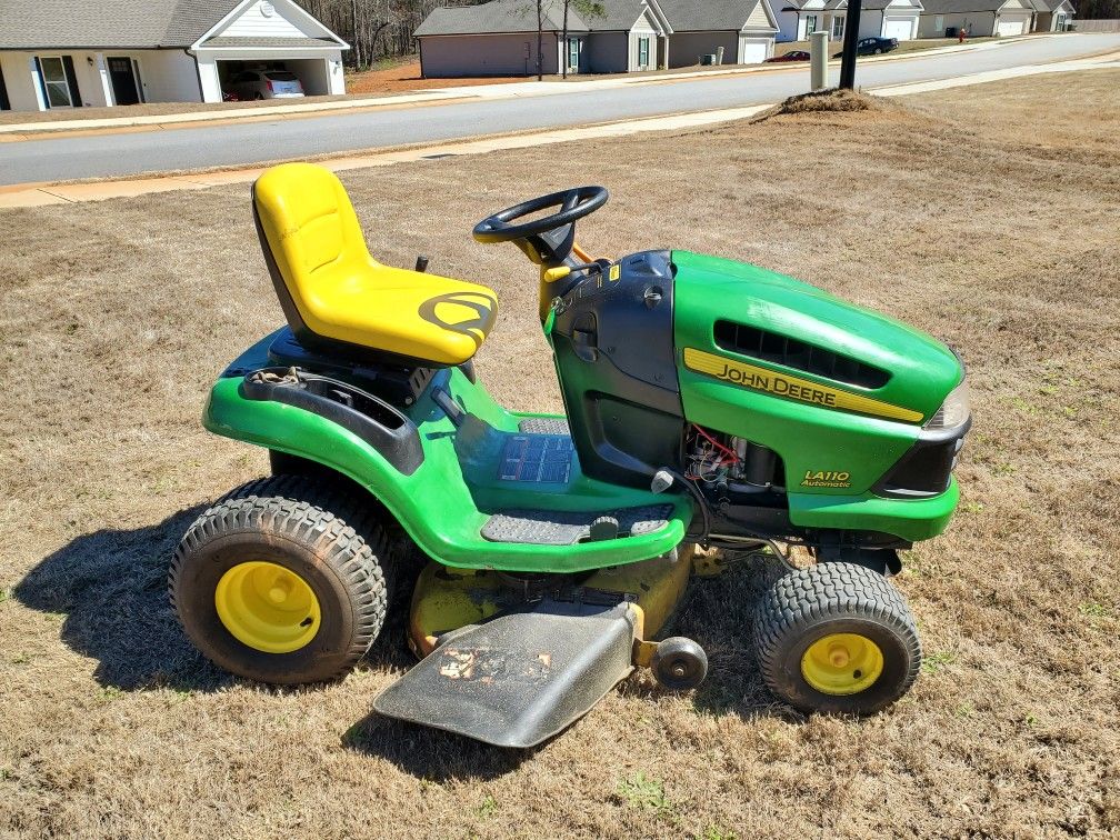 John Deere LA110 Riding Lawn Mower 42" Deck