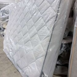 BIG SALE! ✨ QUEEN MATTRESS SEALY 