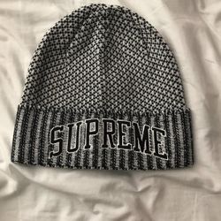 BRAND NEW DEADSTOCK SUPREME BLACK BEANIE