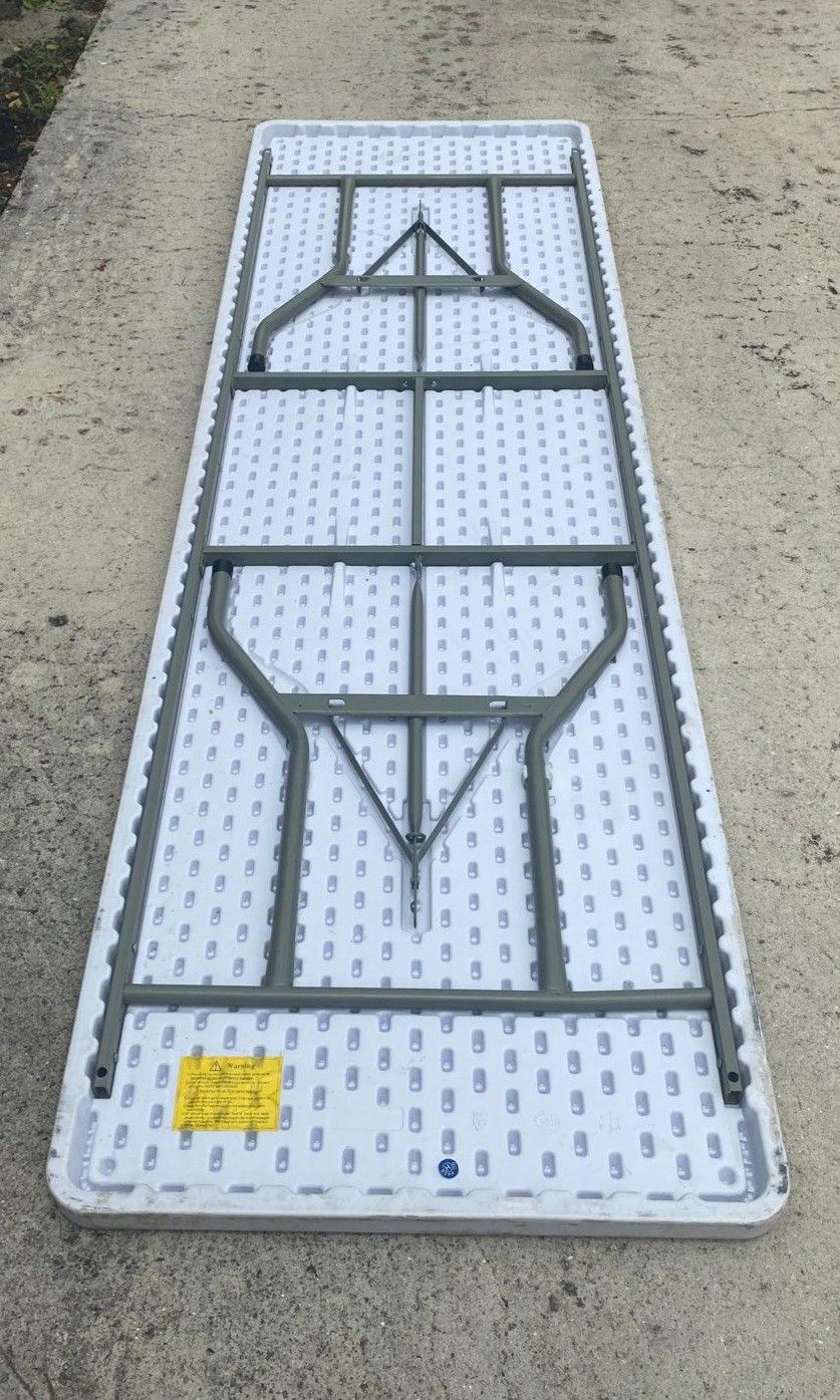 TABLE- DOES * NOT* FOLD IN HALF- 8FT
