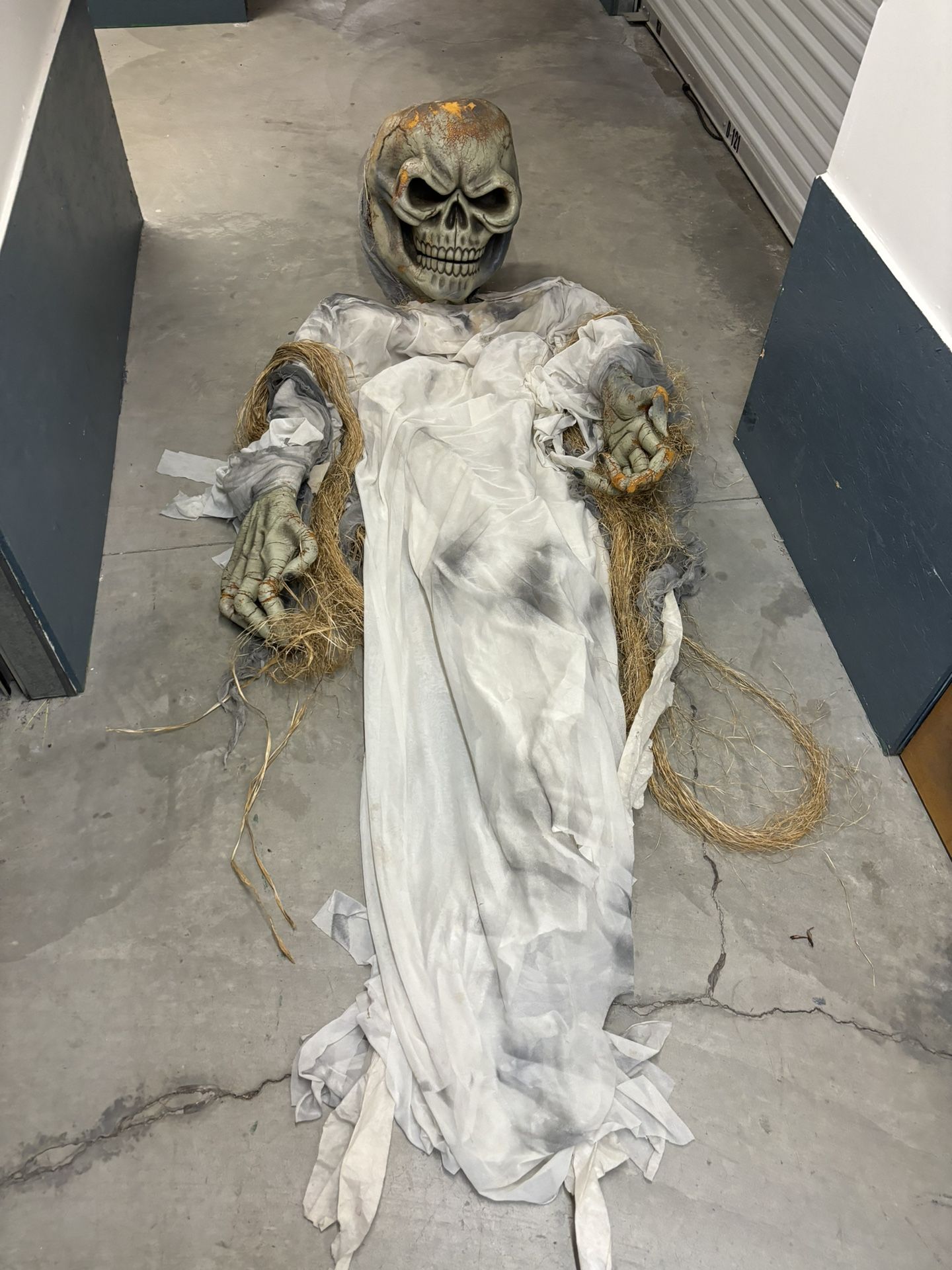 10’ Tall Hanging Skull Decoration