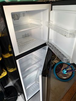 2024 Hotpoint 9.7 cu. ft. Stainless Steel Refrigerator / Freezer - Like New!
