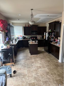 Modern Kitchen Cabinets – Great Condition, Stylish & Ready for Pickup!