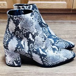 Steve Madden- Like New! Size 9/ Women’s Snake Skin Ankle Boots