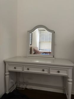 Vanity desk