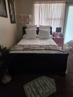 Queen.size.beatiful bed