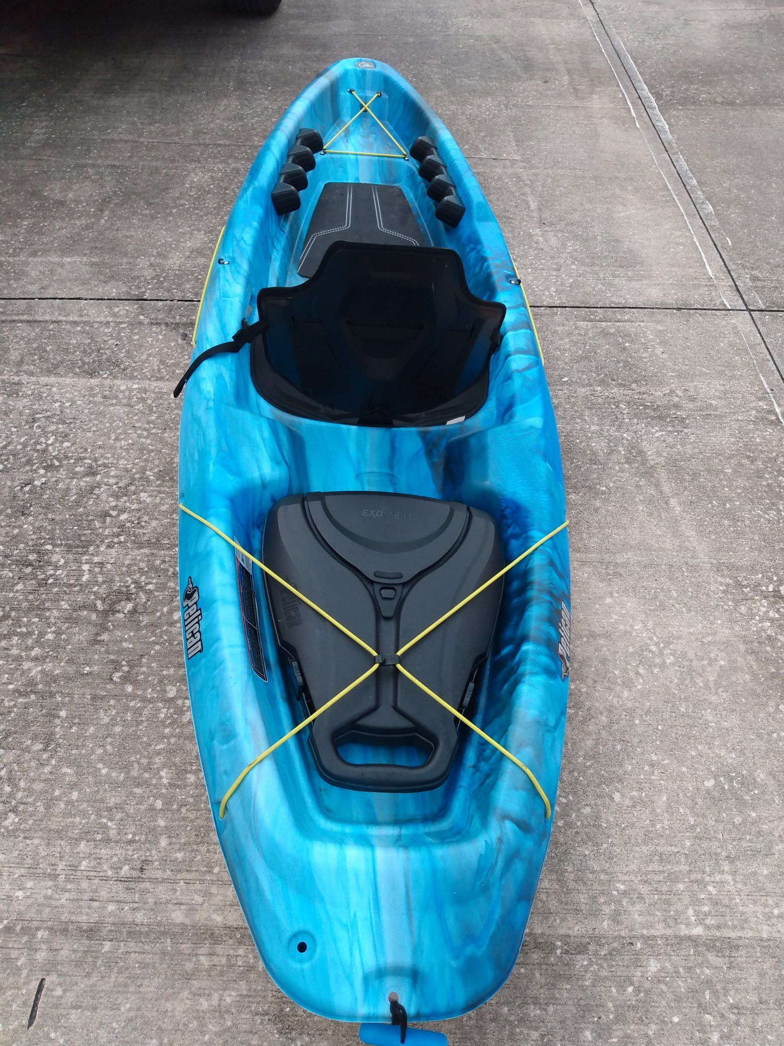 Kayak Pelican 9' with paddle and floatable cooler
