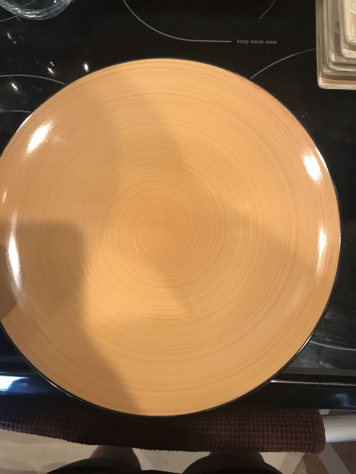 Black and yellow Plate set