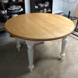 Maple Round Dining Table With Detachable Legs