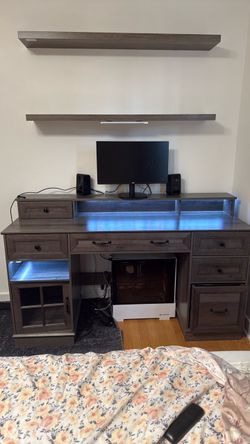 New Heavy Set Table Pristine Condition with Light 300$ Retail