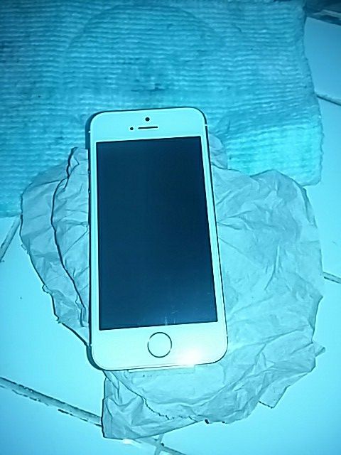 Telephone iPhone se nuevo se puede activar con timobil o metro pcs solo le tienes q poner tu chip y listo asepto ofertas biene con un protector