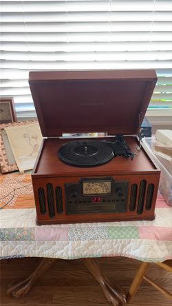 Turntable/radio/CD/cassette player Turntable/radio/CD/cassette player
