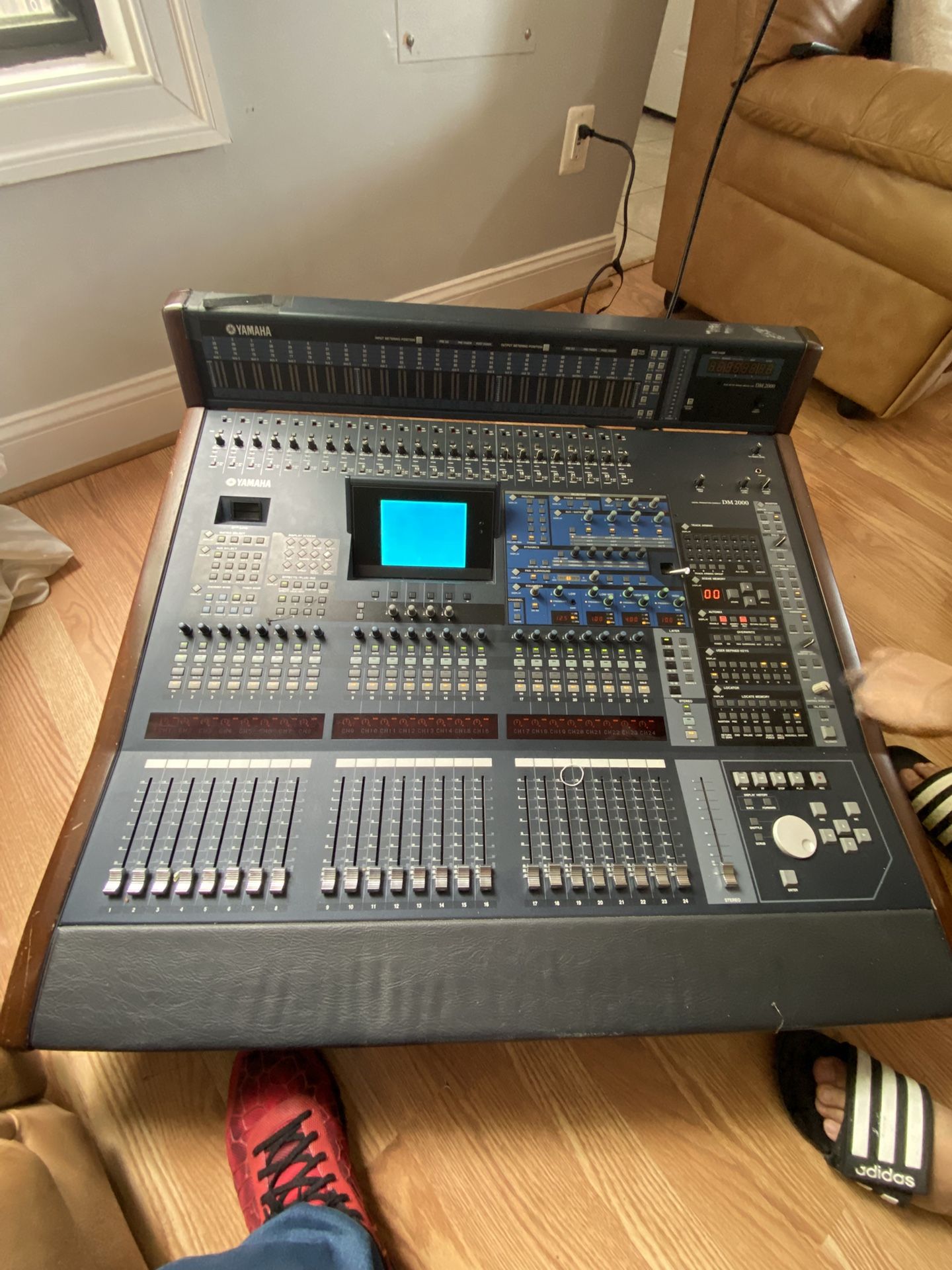 YAMAHA DM 2000 24-bit 96KHZ 8bus 12 Aux Digital Mixing Consolé