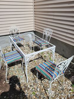 White cast iron table w/4 matching padded chairs
