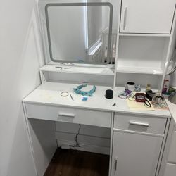 Make Up Vanity With Light Up Mirror A