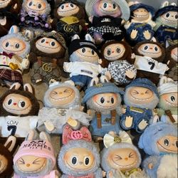 Pop Mart plush toy blind box! Labubu keychain
