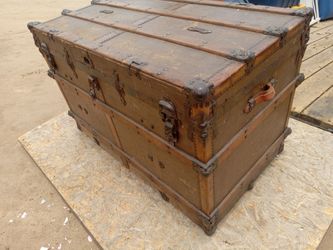 Antique steamer trunk (big)