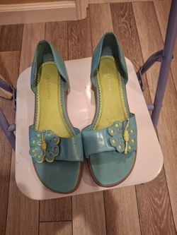 Liz Claiborne real leather. Great condition, except the little damage showed on the left one,that can be fixed. Size 8.