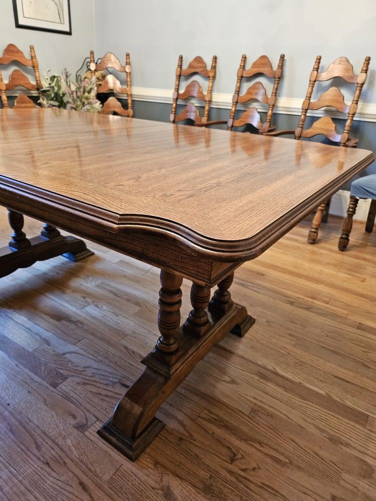 Solid wood Table GREAT CONDITION 