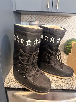 Black Star Print Snow Boots
