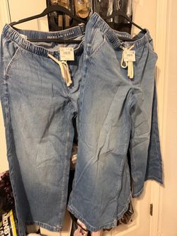 American Eagle, low rise ,wide leg, medium wash,  women’s large short