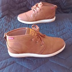 Men’s Levi mid top brown dress shoes size 9