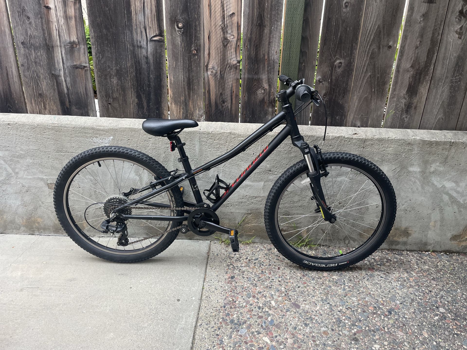 Specialized Hotrock / 24” Tires / 8 Speed / Kids MTB