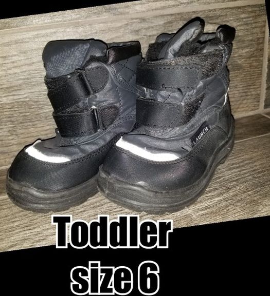 Snow boots toddler size