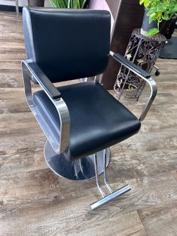 Black Hydraulic Salon Styling Chair