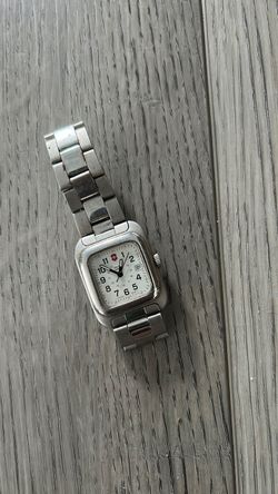 Swiss Army men’s watch needs battery in the stainless steel