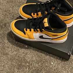 Yellow Black Jordan’s 