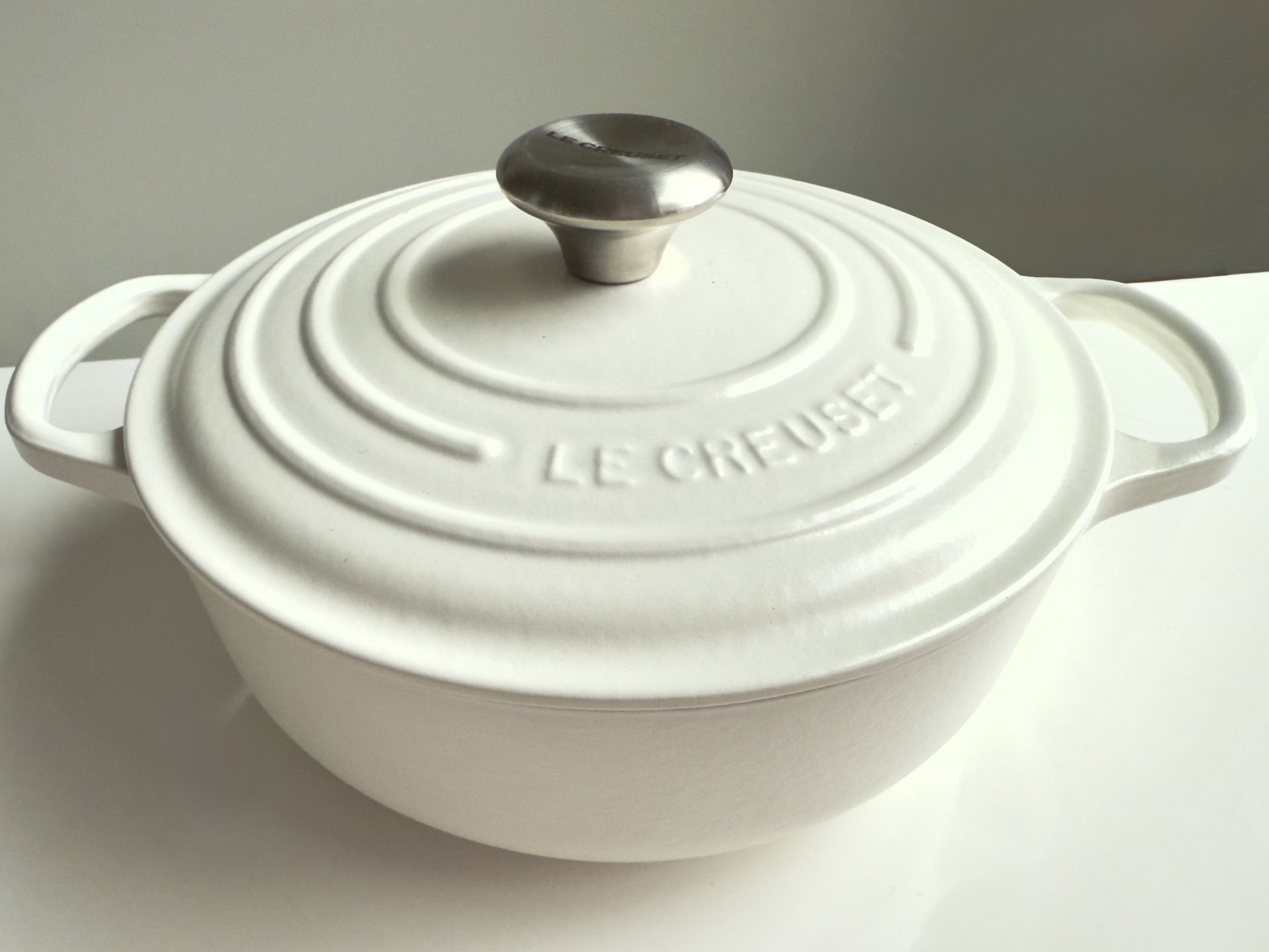 Matte White, Le Creuset Signature Enameled Cast Iron Sauteuse Pan, 3 1/2-Qt. Excellent Condition! Retail $350 *Price Reduced