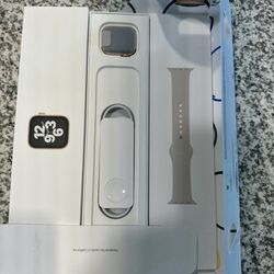Apple Watch SE 1st (GPS) 40mm Gold Aluminum Case with Starlight Sport Band - Gold Brand New Open Box Never Used 