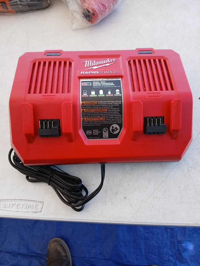Cargador Milwaukke 18v Rápido Para Dos Baterías Nuebo