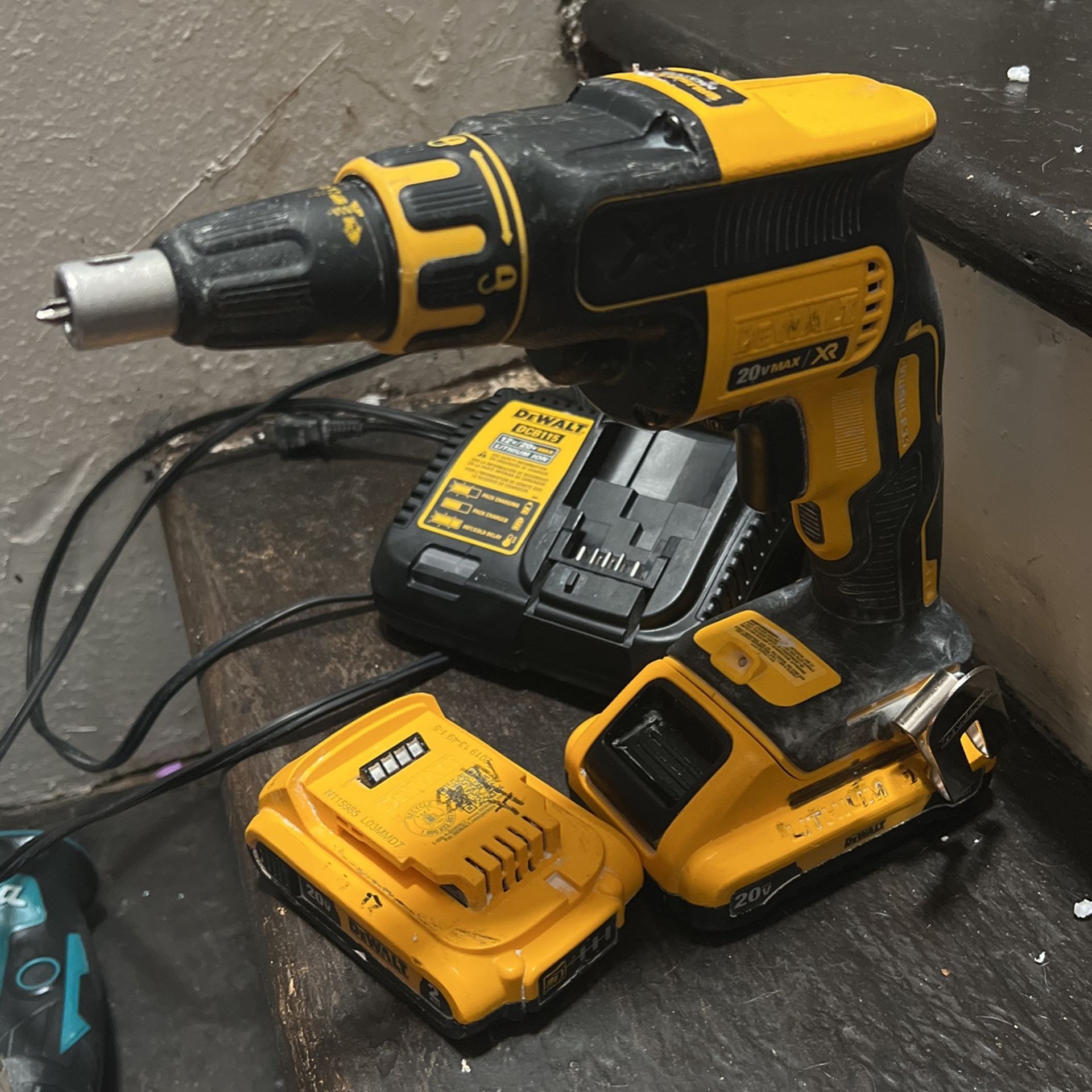 DEWALT 20V MAX* XR Screw Gun with Adjustable Torque and Clutch, Brushless (DCF622M2)