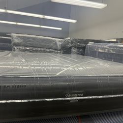 CALIFORNIA KING SIZE SIMMONS BEAUTYREST BLACK HYBRID MATTRESS & BOX SPRINGS BED SET