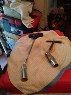 2 T - HANDLE 5/8 SPARK PLUG WRENCHES IN GOOD C