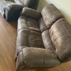 Selling A pair Clean Used But Great Condition Sofás