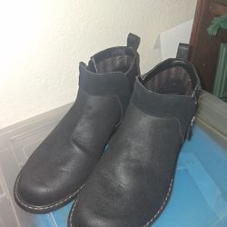BootS SKECHERS SIZE 9.