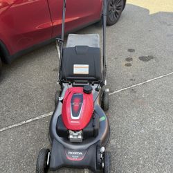 HRN216 Honda Lawn Mower Self Propelled With Bag 